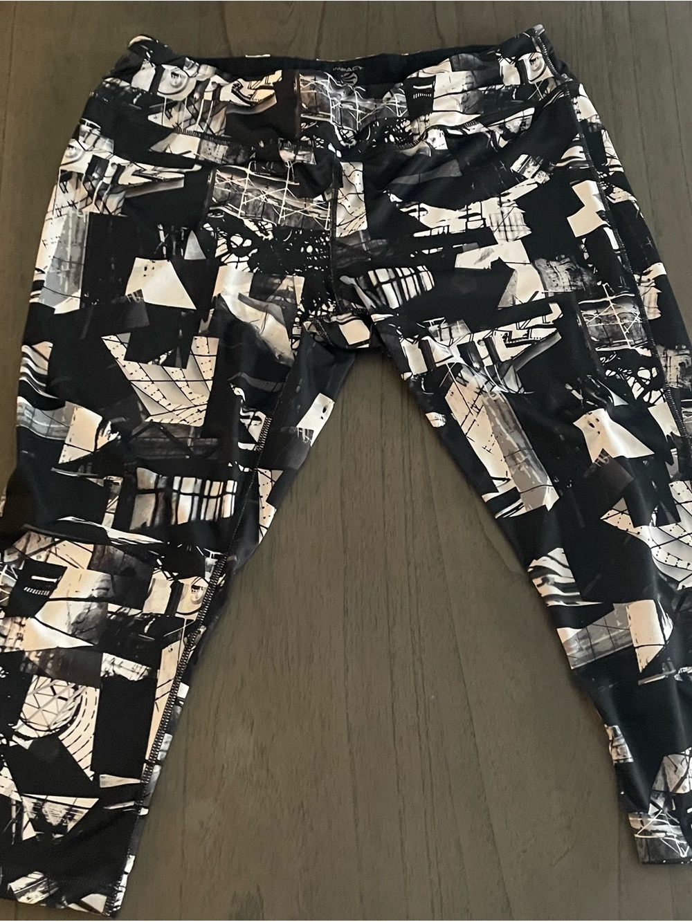 Black & White Geometric Print Women's Cropped Leggings size xxl